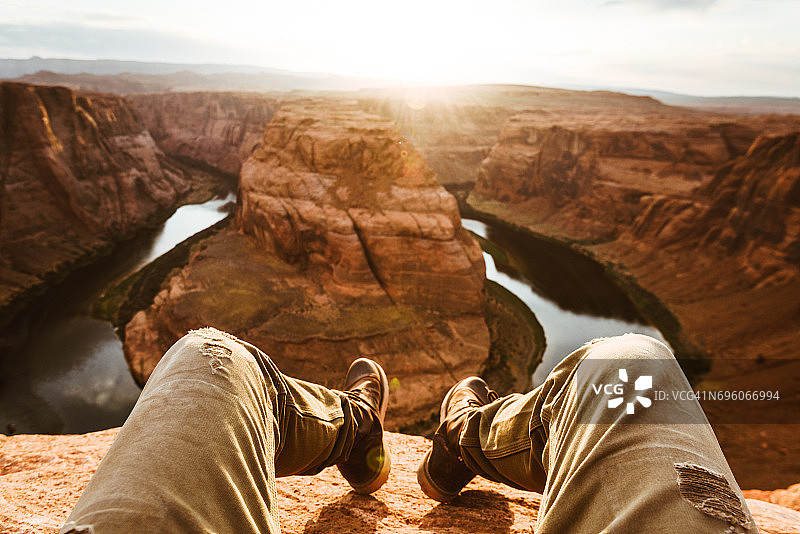 男人在马蹄湾悬崖边图片素材