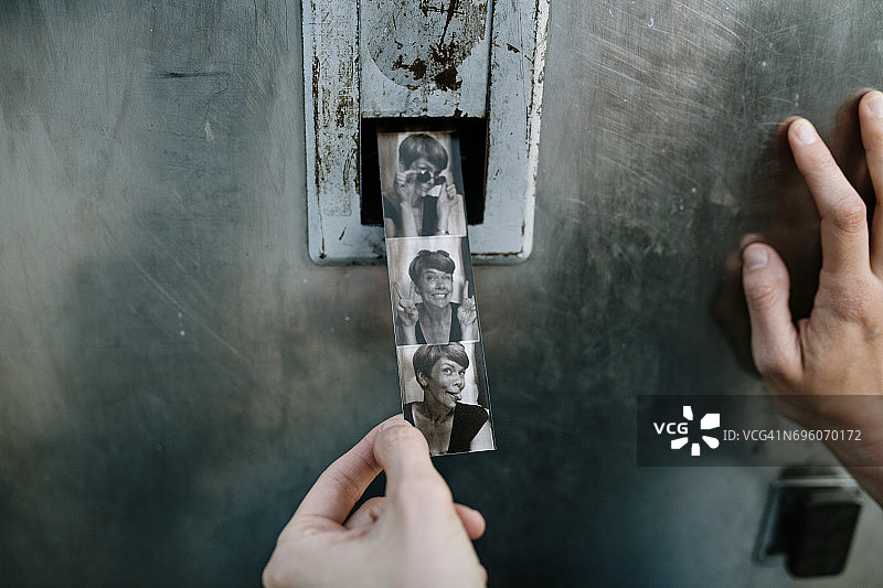 照片打印：从照相亭输出的照片条图片素材