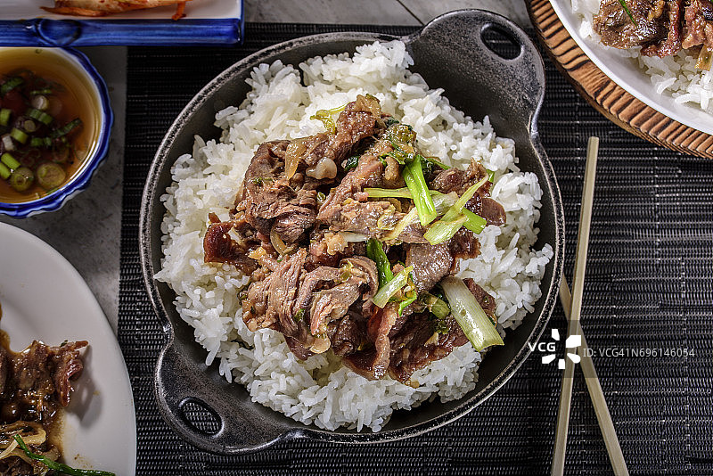 美味韩式烤肉盖饭，酱油蒜姜腌制图片素材