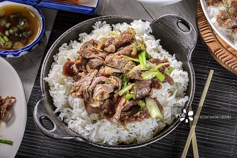 美味韩式烤肉盖饭，酱油蒜姜腌制图片素材