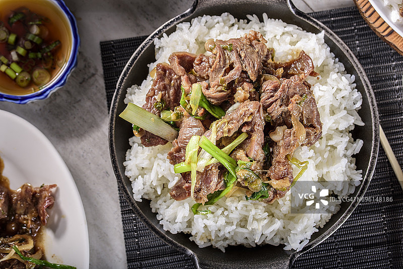 美味韩式烤肉盖饭，酱油蒜姜腌制图片素材