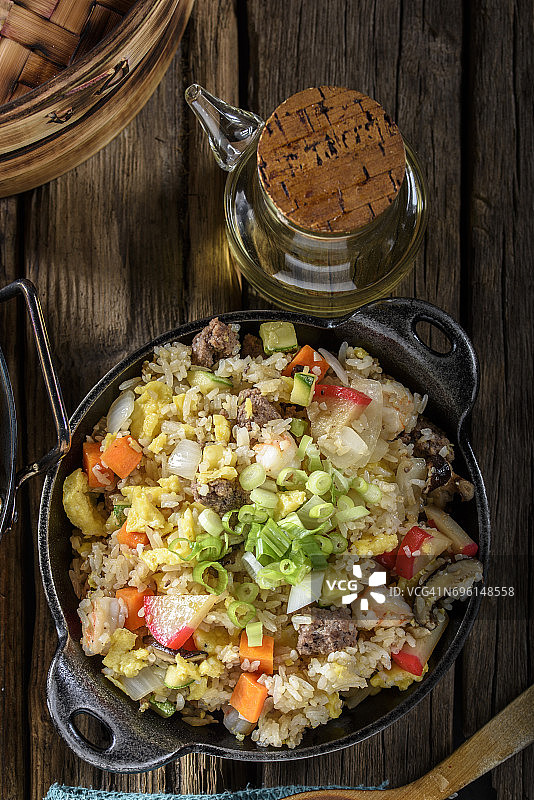 铁锅虾仁蔬菜炒饭，配酱油图片素材