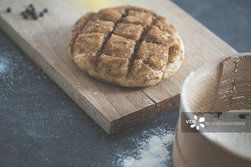 木质背景上的自制面包图片素材