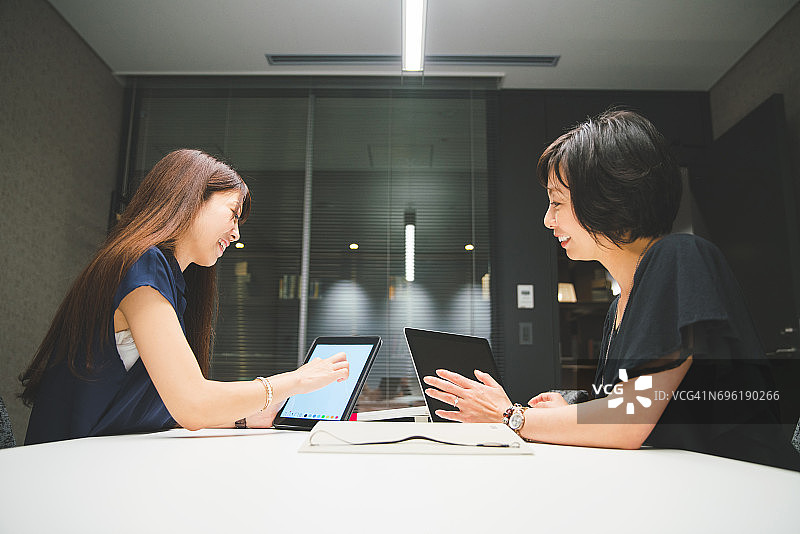 女商人在现代办公室讨论项目图片素材