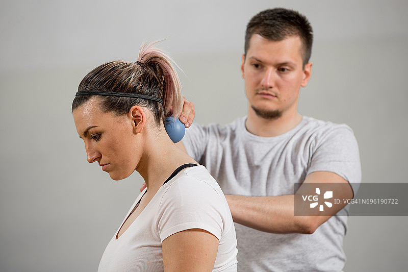 另类疗法：使用压力球放松肩部图片素材