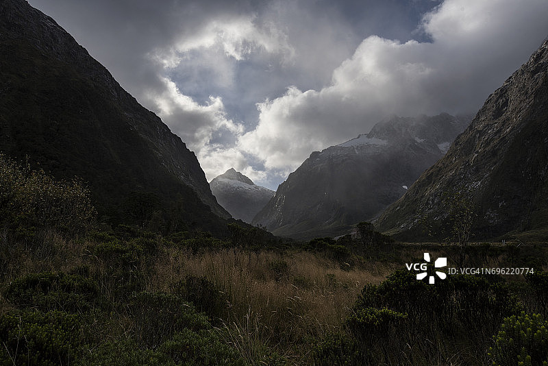 前往米尔福德峡湾“猴溪”的路线：霍利福德河谷的迷人氛围图片素材
