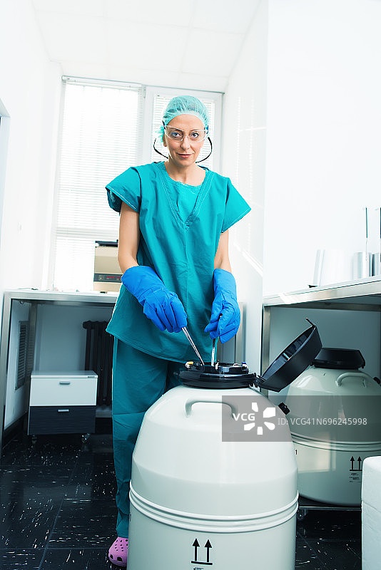 科学家将样品储存在罐中图片素材