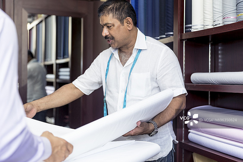 敬业的销售员努力向客户推销最好的面料图片素材