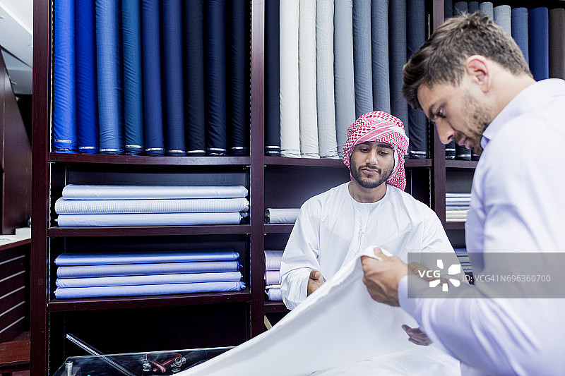 外国商人检查阿拉伯产品质量图片素材