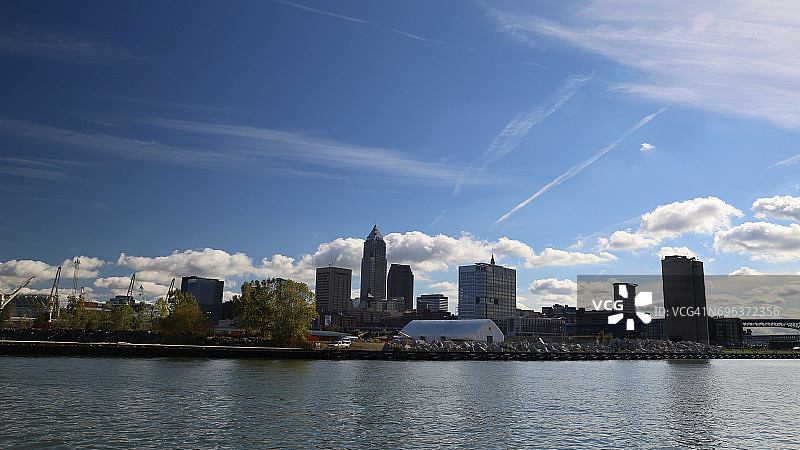 克利夫兰天际线的凯霍加河图片素材