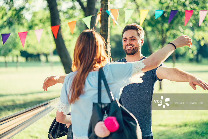 在花园聚会上见面的年轻夫妇图片素材