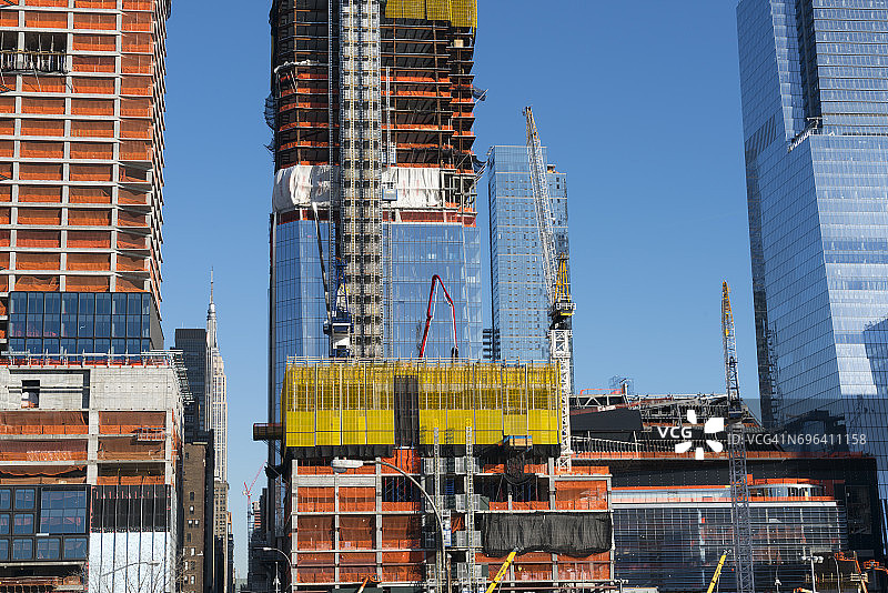 纽约曼哈顿哈德逊广场：起重机与帝国大厦图片素材