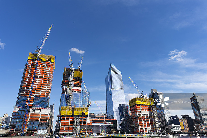 纽约市曼哈顿西中城的哈德逊城市广场重建项目进展，施工吊车正在建造图片素材
