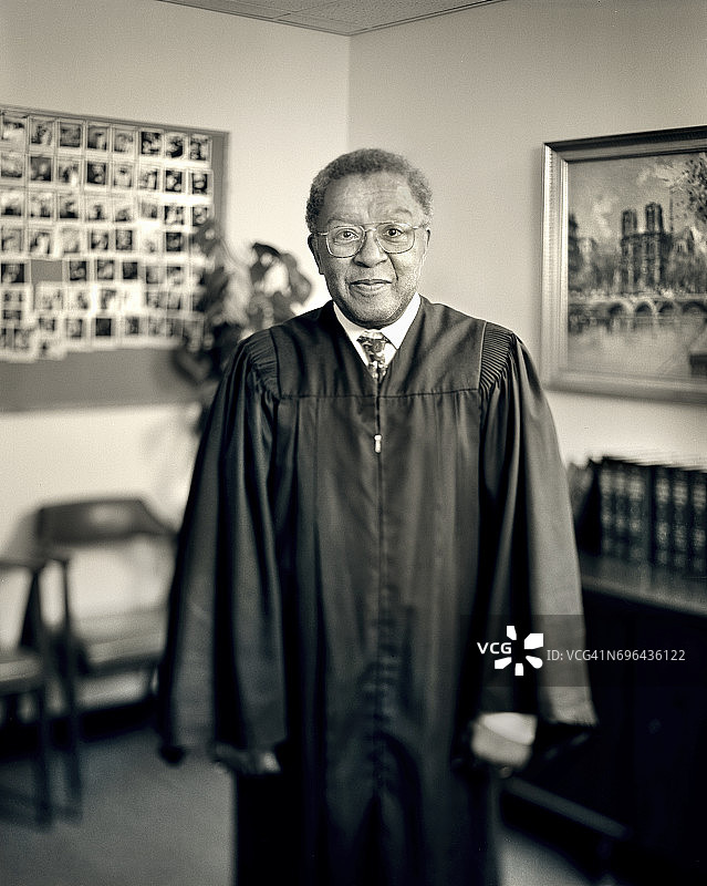 在市政厅主持婚礼的法官图片素材