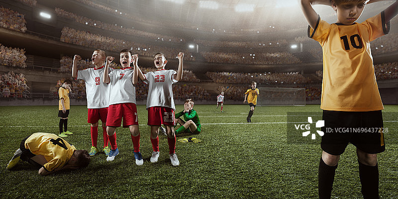 孩子们欢庆足球比赛胜利图片素材