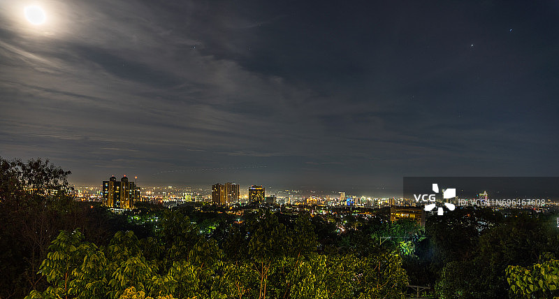 宿务市上空的月亮图片素材