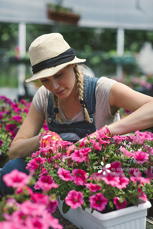 中年妇女在植物园工作图片素材