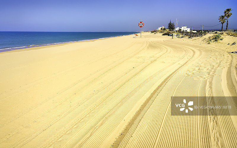 炎热夏日法鲁海滩的阳光，葡萄牙法鲁图片素材