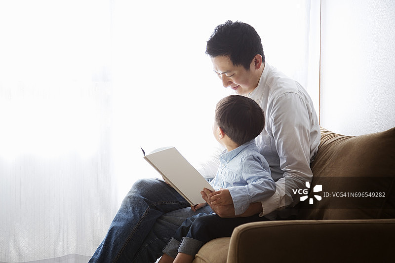 父子一起读书图片素材