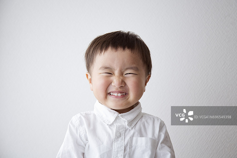 微笑的男孩肖像图片素材