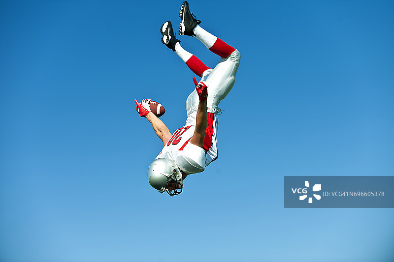一位美式橄榄球运动员做了一个庆祝后空翻图片素材