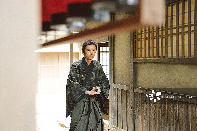 武士战士穿过传统的日本村庄图片素材