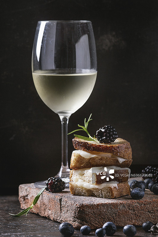 山羊奶酪和浆果三明治图片素材