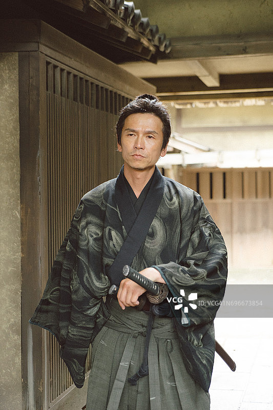 武士战士穿过传统的日本村庄图片素材