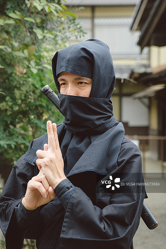 日本传统村落中的忍者图片素材