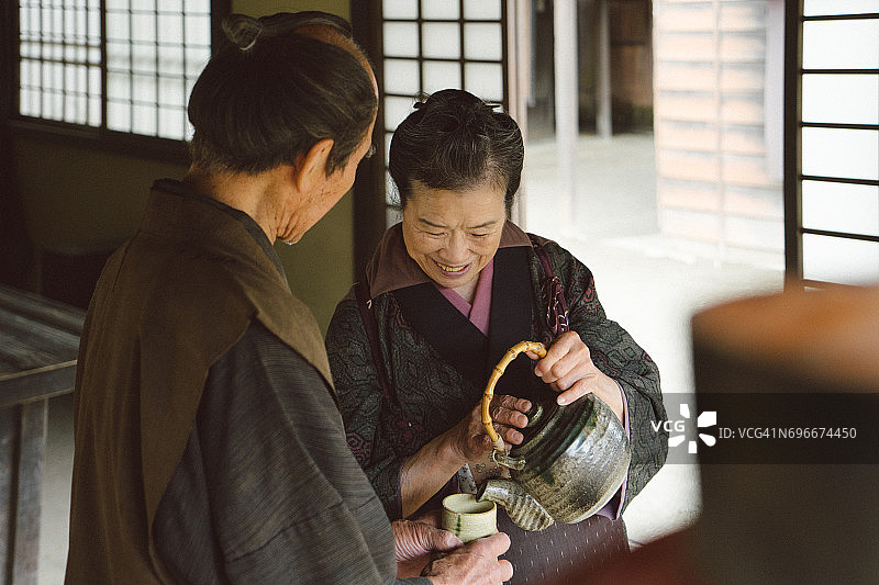 老年夫妇在室内喝抹茶，江户时代，京都，日本图片素材