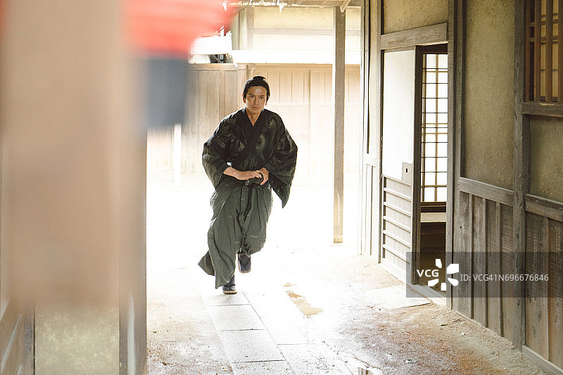 日本传统村落中的武士图片素材