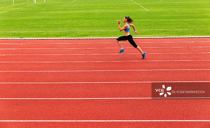 跑道上的跑步者图片素材