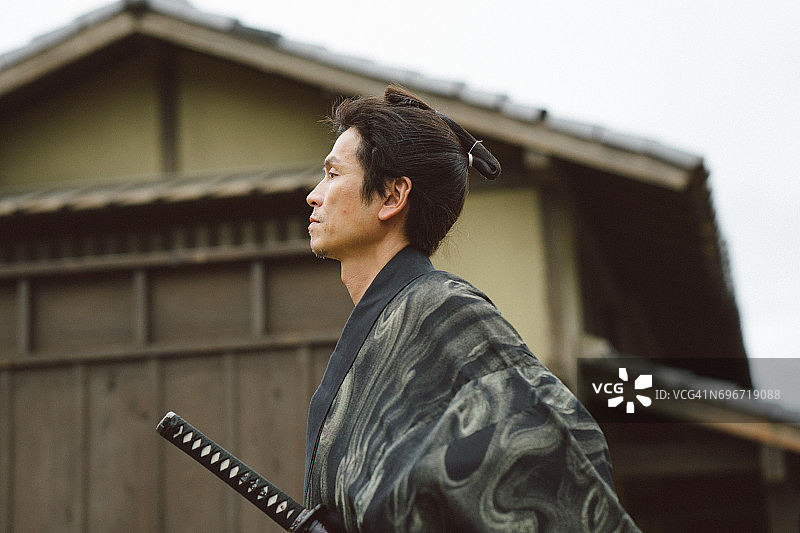 武士战士穿过传统的日本村庄图片素材