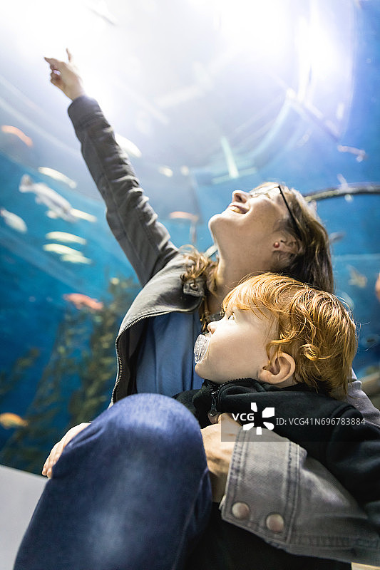 母亲和儿子在水族馆看鱼图片素材