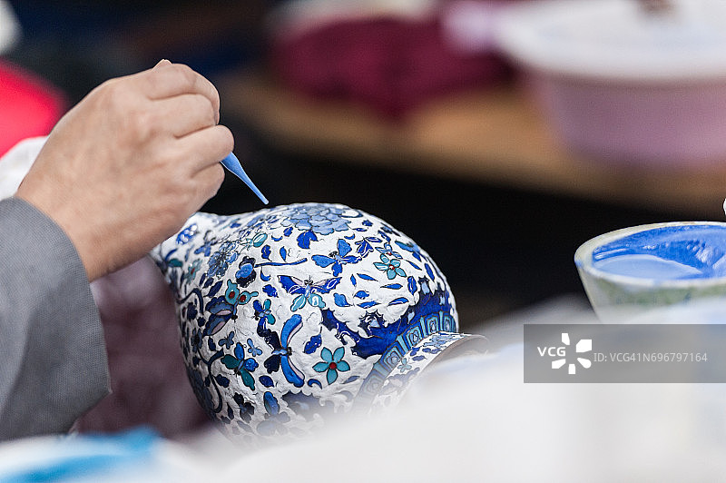 北京珐琅器制作工坊：碗、花瓶及家居装饰品图片素材