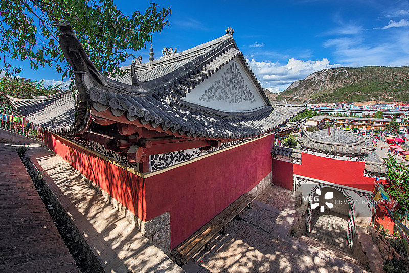 独克宗古城的龟山公园和山上的藏传佛教寺庙图片素材