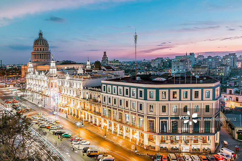光照下的哈瓦那城市景观与国会大厦图片素材