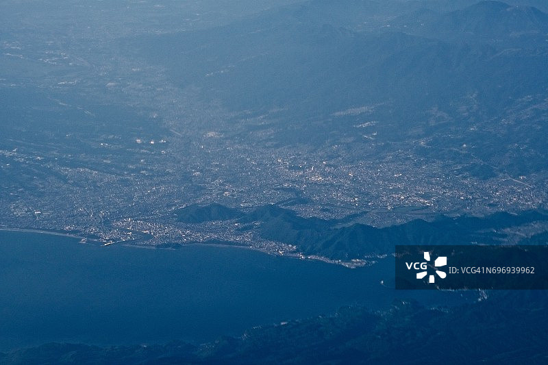 从飞机上俯瞰沼津、三岛市、骏河湾和箱根山的日落图片素材