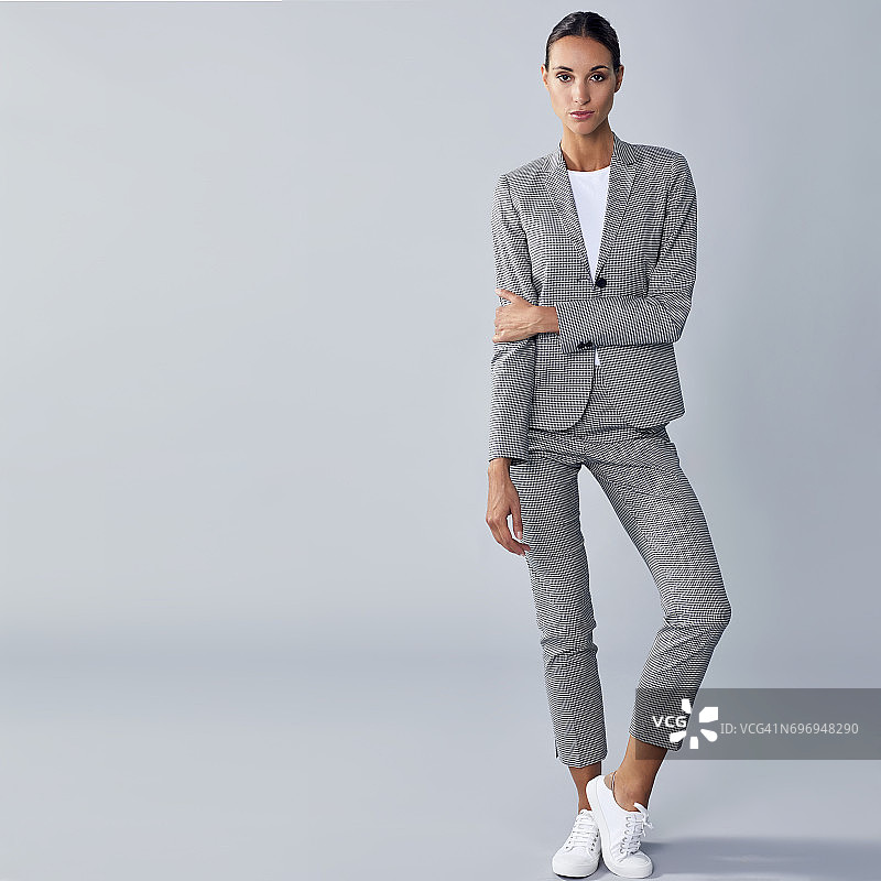 充满自信的女商人拿着胳膊的全身照图片素材