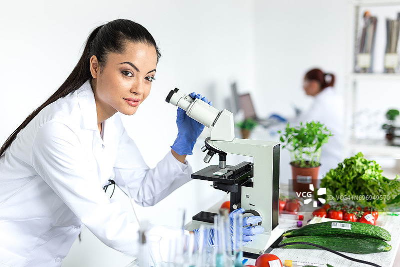女实验员使用显微镜图片素材