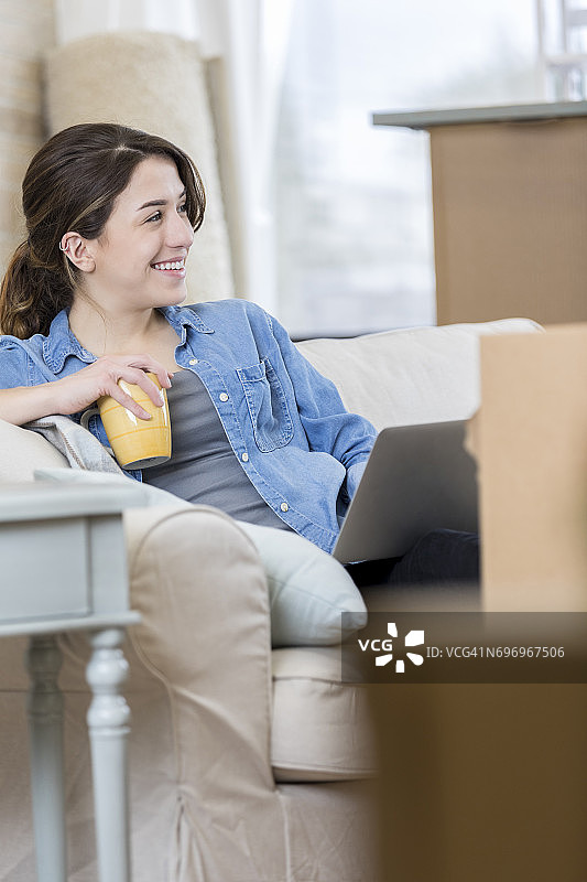 女人在新家与邻居交谈图片素材
