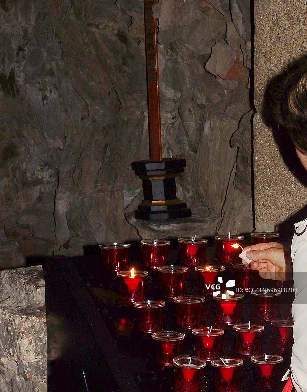 教堂灯具。教堂中用于点亮灯或蜡烛作为祭品的家具。图片素材