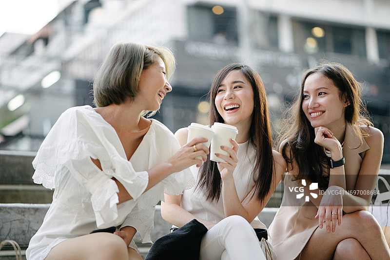 女性朋友在曼谷街头购物图片素材