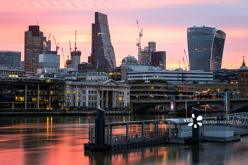 伦敦金融城、奶酪刨摩天大楼、对讲机大楼、南华克桥（英国伦敦）图片素材