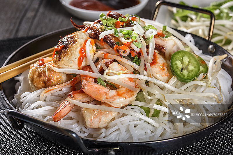 美味亚洲风味面条配豆芽、贻贝和蔬菜图片素材