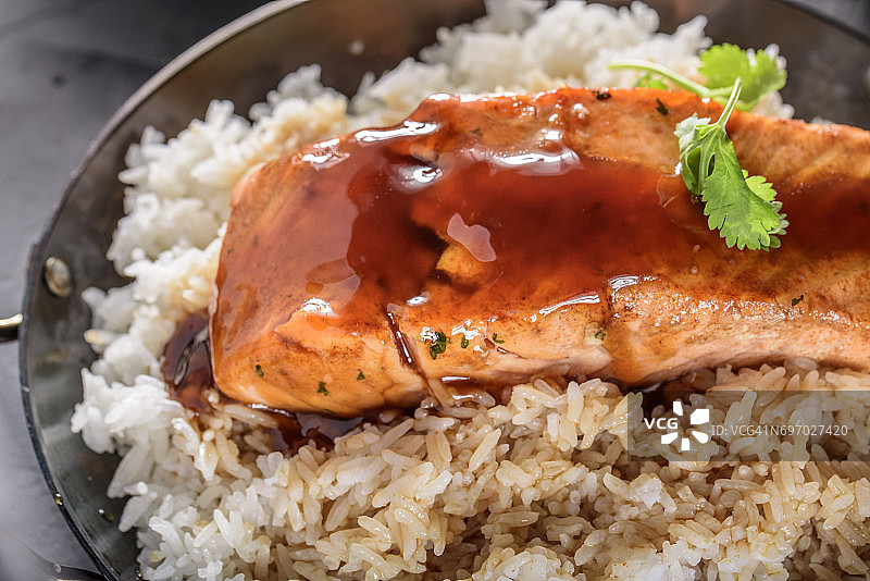 照烧汁三文鱼扒饭图片素材