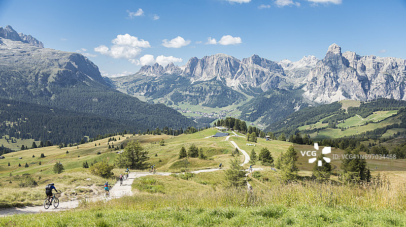 下坡滑雪女子插画图片素材
