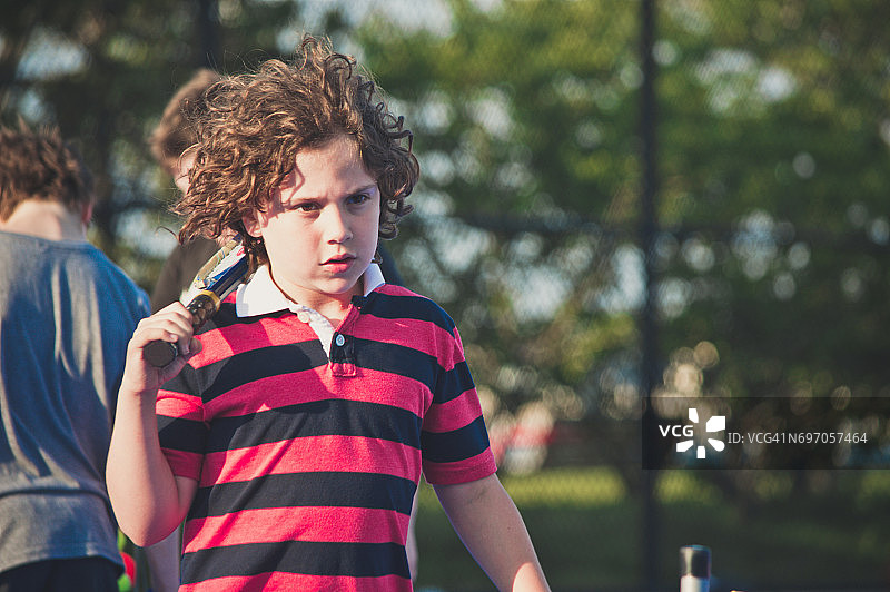 拿着网球拍行走的男孩图片素材