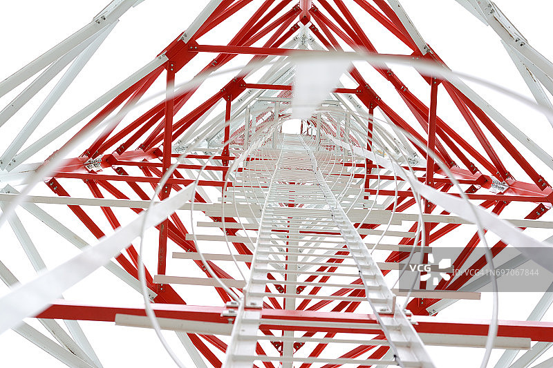 电信塔和晴朗的天空图片素材