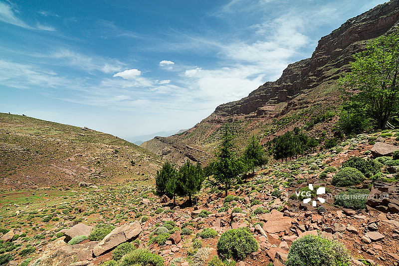 阿特拉斯山脉山麓的山谷景色 - 摩洛哥乌凯梅登图片素材